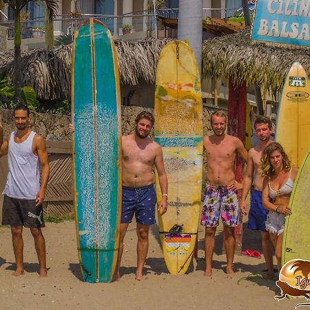 Iguana Beach House Hostel มอนตาญิตาร์ ภายนอก รูปภาพ