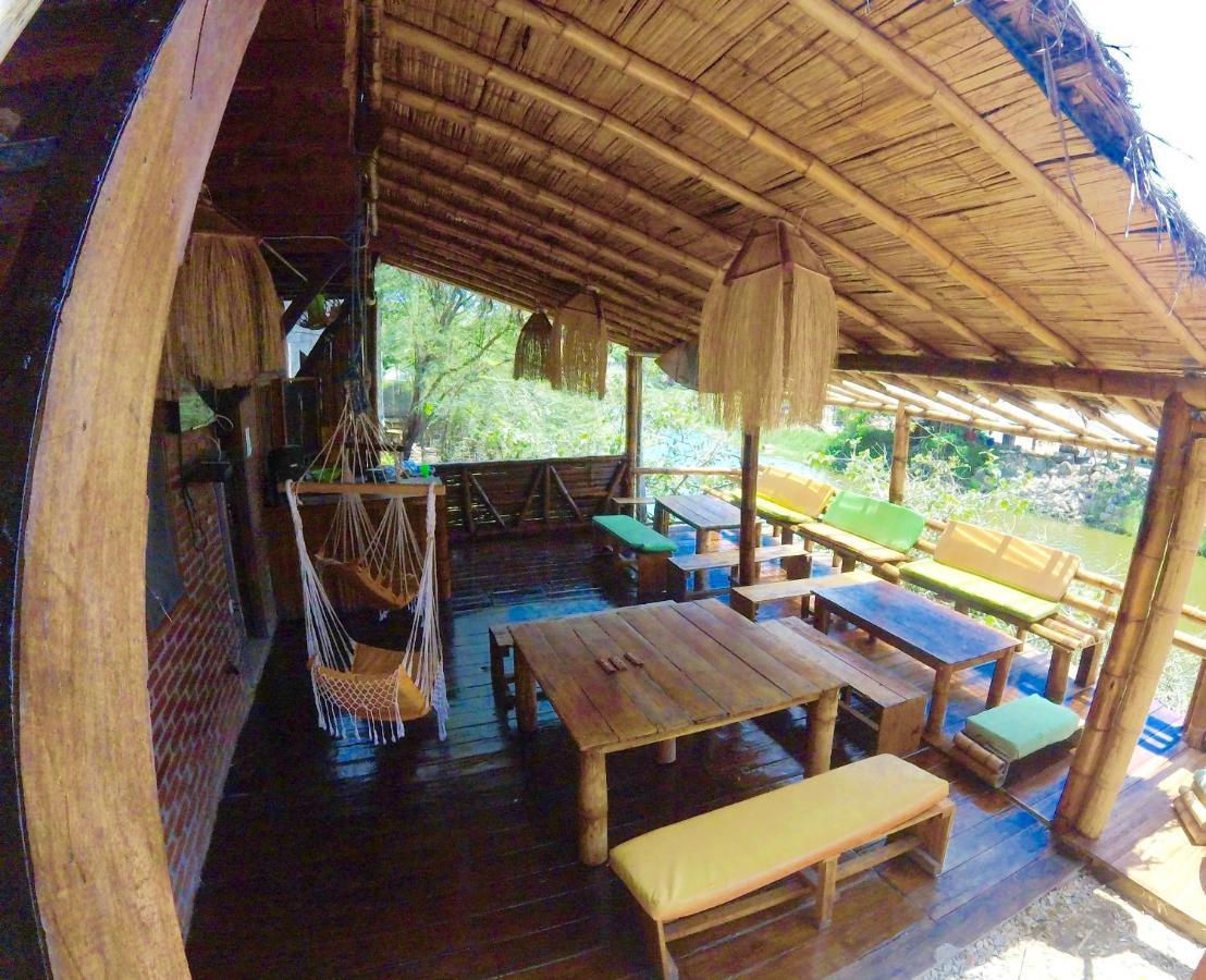 Iguana Beach House Hostel มอนตาญิตาร์ ภายนอก รูปภาพ
