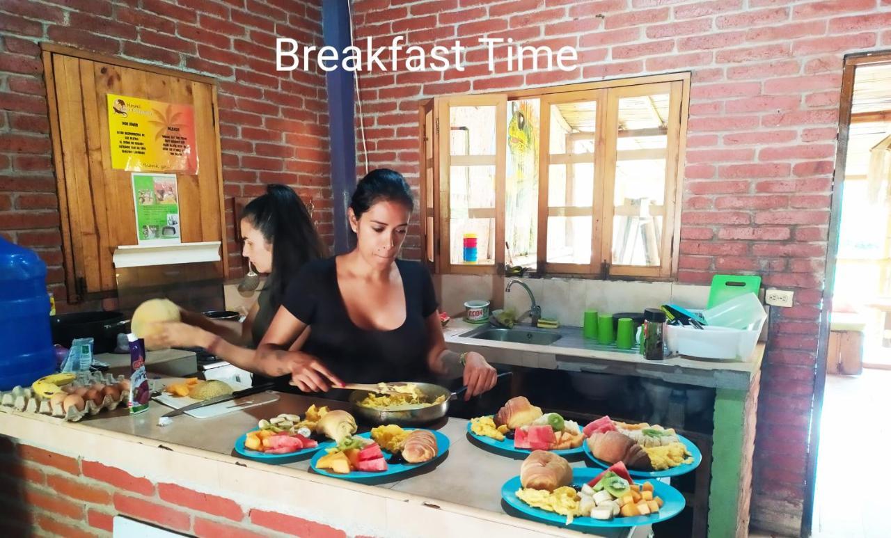Iguana Beach House Hostel มอนตาญิตาร์ ภายนอก รูปภาพ
