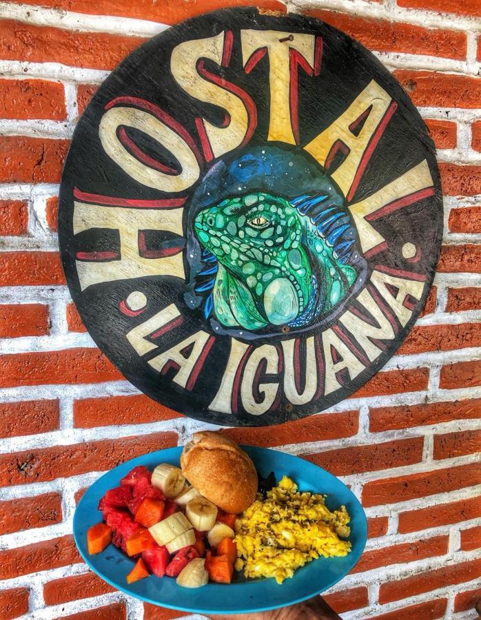 Iguana Beach House Hostel มอนตาญิตาร์ ภายนอก รูปภาพ